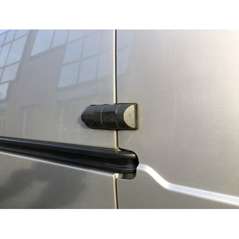 Mul-T-Lock – Serrure antivol utilitaire Armadlock pour portes arrières – Haute sécurité avec pêne renforcé – Verrouillage par système de poussoir – 2 clés fournies — photo 3