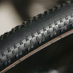 Pneu Gravel Hutchinson Caracal Race Racing Lab 700 mm Tubeless Ready Souple Mach Tread 3.0 Flancs Beiges — photo 5