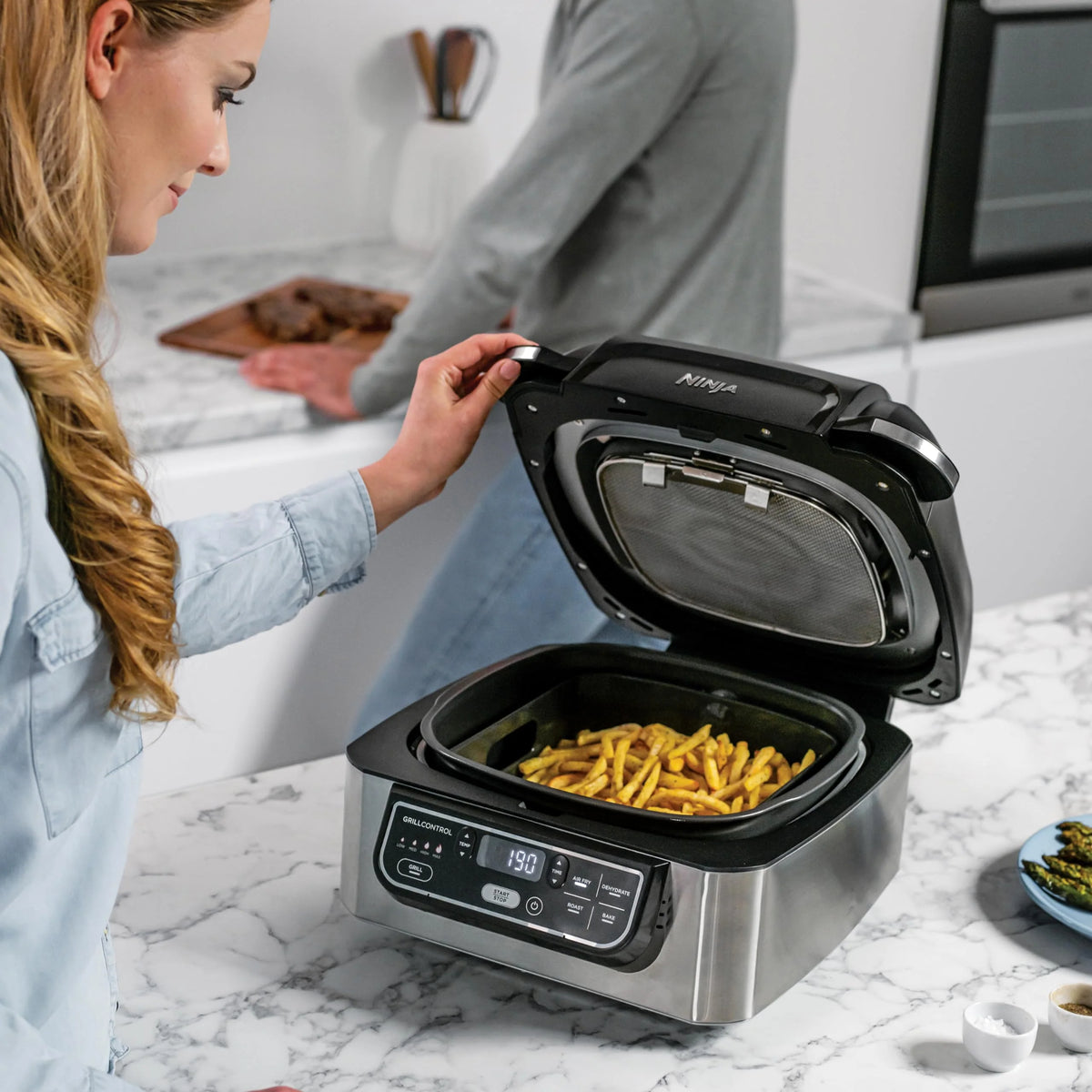 2026 Ninja Foodi Grill & Air Fryer, 5,7L, 5 Fonctions de Cuisson Air Fry, Grille, Cuit, Rotis et bien plus, Pièces Lavables a